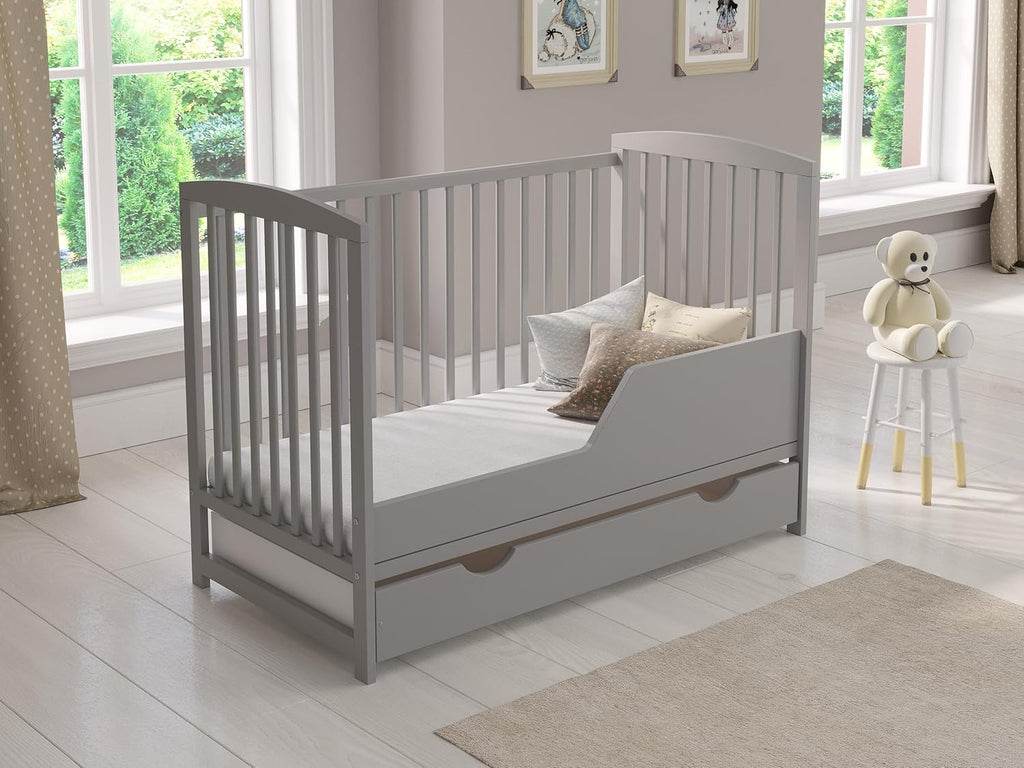 Love For Sleep Babybett 120x60 cm mit Matratze & Schublade, höhenverstellbares Kinderbett aus Kiefernholz, Grau